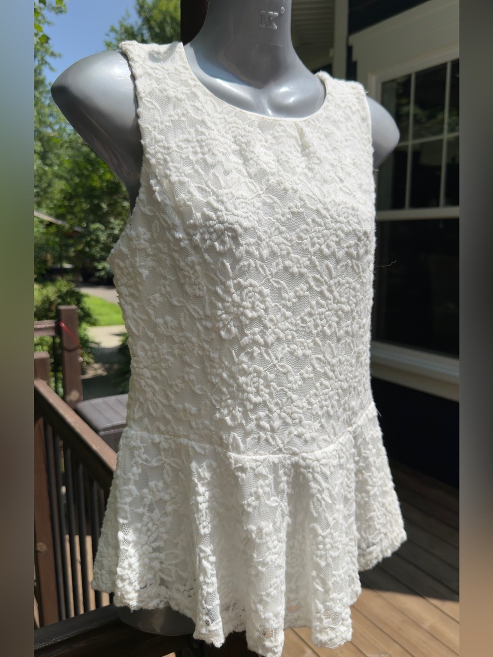 •Suzy Shier White Floral Lace Peplum Top Size M Sleeveless Keyhole Back - Picture 4 of 10